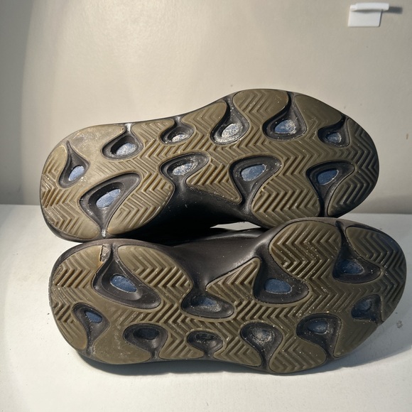 Size 11 US Men YEEZY 700 V3 - Picture 5 of 5